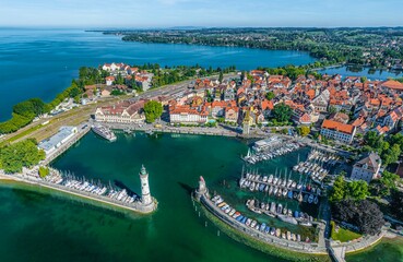 Lindau im Bodensee aus der Luft, Ausblick auf den Hafen mit dem Leuchtturm und der Statue des Bayerischen Löwen