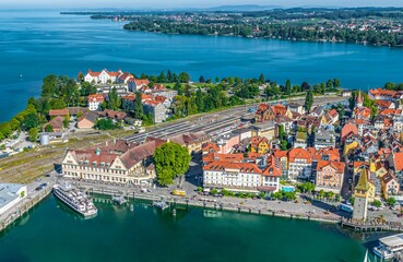 Fototapeta premium Lindau im Bodensee im Luftbild, Blick über den Hafenplatz zum Inselbahnhof
