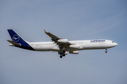 Frankfurt, Deutschland - 10. April 2023: An Airbus A340 and a Boeing 747 high above the Airbus from Lufthansa shortly before touch down.