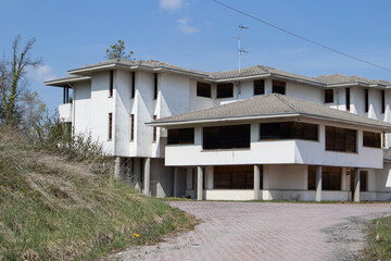 Casa abbandonata, costruzione abbandonata, edificio abbandonato