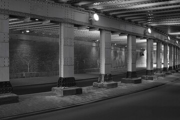 Eine dunkle Unterführung mit Licht am Ende des Tunnels