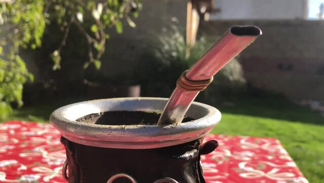 Video of a very Argentine custom of sharing a mate on sunny summer mornings.
Friendship and sharing.