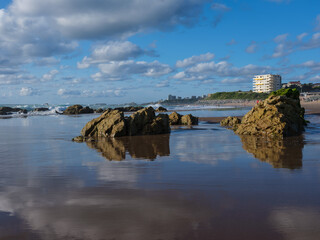 rocher se reflétant dans la mer à Biarritz