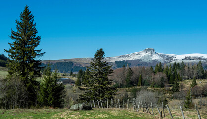 Vue sur  La Banne d'Ordanche en hiver, Parc naturel regional des Volcans d'Auvergne. D&eacute;partement du Puy de Dome. Auvergne Rhone Alpes. France