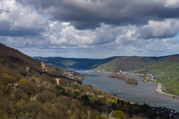 Blick vom Hagelkreuz über das Mittelrheintal bei Trechtingshausen auf Burg Sooneck