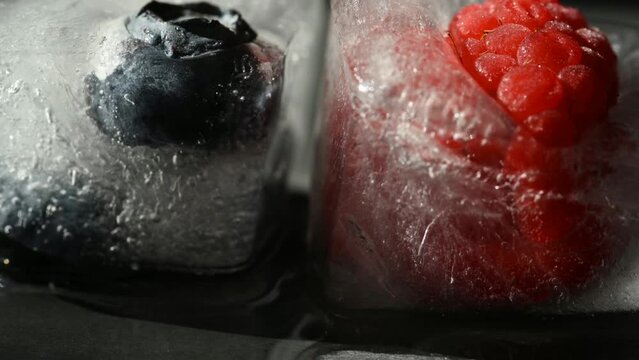 timelapse di ghiaccio che si scioglie con frutta in mezzo, timelapse di frutta congelata