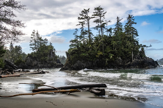 Rugged coastline of Brady's Beach in Bamfield on Vancouver Island; Bamfield, British Columbia, Canada