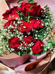 a bunch of red roses