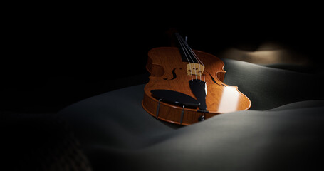 Schöne Violine vor schwarzem Hintergrund, klassische Musik