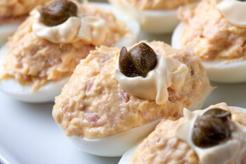 Uova ripiene con salsa di tonno, tipici antipasti europei 