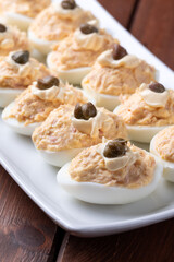 Uova ripiene con salsa di tonno, tipici antipasti europei 