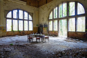 Speisesaal mit in Szene gesetzten Esstisch in der Ruine des Alpenhauses in den Beelitzer...