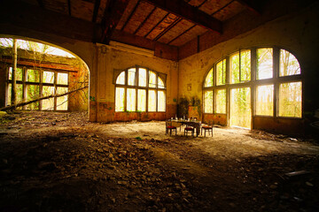 verlassener Speisesaal mit in Szene gesetzten Esstisch in der Ruine des Alpenhauses in den...