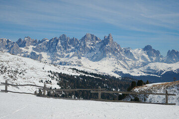 Góry zimą, narciarze na stokach, ferie zimowe na nartach, panoramy ośnieżonych szczytów. Mróz.