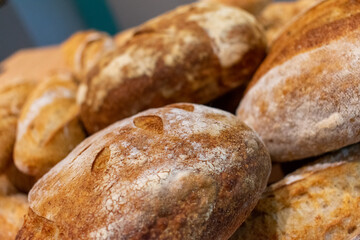 Pan de masa madre, hogazas artesanales, primer plano de textura del pan