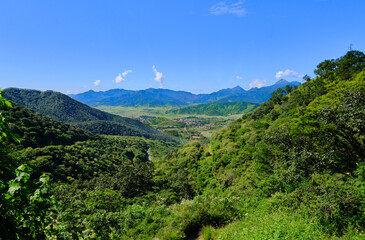 Fototapeta premium Sierra madre con pueblo