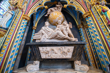 Sir Isaac Newton Monument in Westminster Abbey. The church is World Heritage Site located next to Palace of Westminster in city of Westminster in London, UK.  - obrazy, fototapety, plakaty