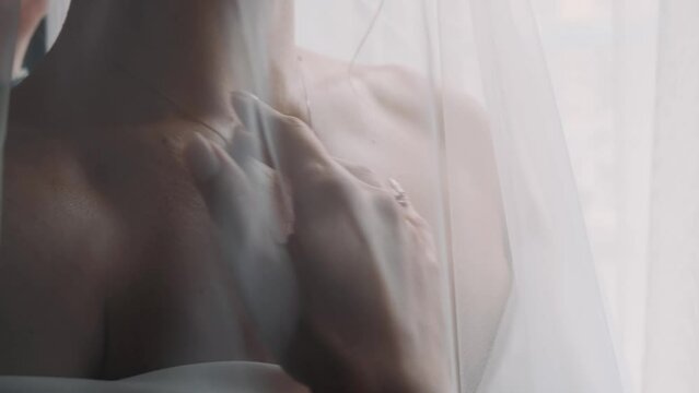  bride put on a veil 