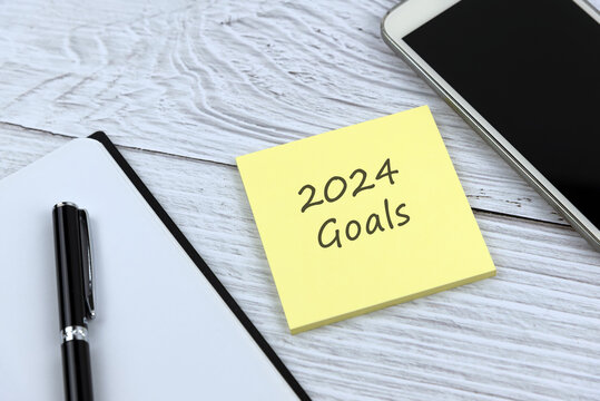 Adhesive note with text 2024 goals