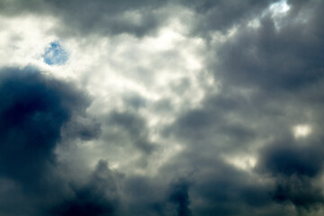 Szare chmury z prześwitującym błekitnym niebem