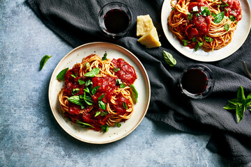 Spaghetti with fresh tomato sauce, grana padano cheese and basil leaves. Top view - 592054065