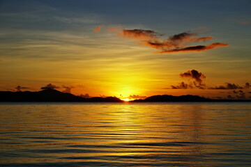 Fototapeta na wymiar 沖縄県小浜島　トゥマールビーチから撮影した美しい朝日と朝焼け