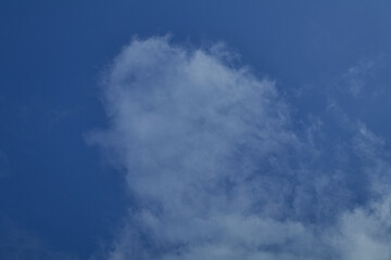 Chmury na tle błękitnego nieba