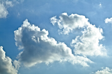 Fototapeta na wymiar Chmury na tle błękitnego nieba