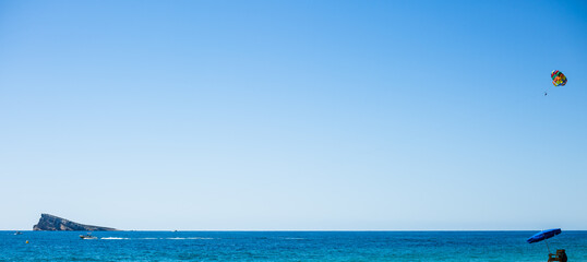 Playas de benidorm. Paracaidas con lancha. Disfrutar las vacaciones.