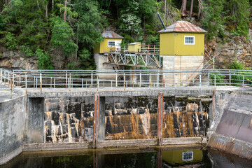 Stauwerk in der historischen Zellstofffabrik Kistefoss, Norwegen - 592067452