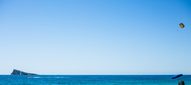 Playas de benidorm. Paracaidas con lancha. Disfrutar las vacaciones.