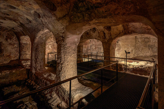 Elche, Alicante, 17 de Febrero de 2022: Arab baths in Elche. Built around 1150. They are located in the basement of the convent of La Merced, in Alicante, Elche, Spain.