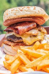 hamburguesas jugosas, queso, tocino, carne, y ricas papas freídas.