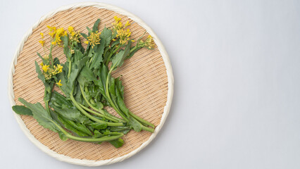 ザルに乗せた菜の花