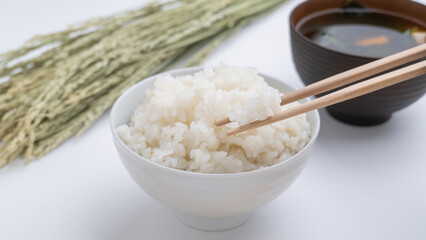 日本の食事｜おいしそうなご飯と味噌汁と収穫した稲穂