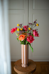 Blume in bunter Vase