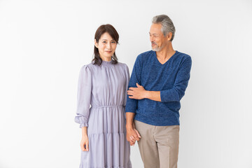 手を繋ぐミドル 夫婦