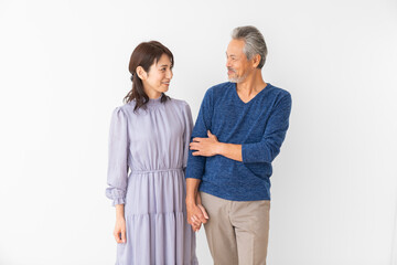 手を繋ぐミドル 夫婦