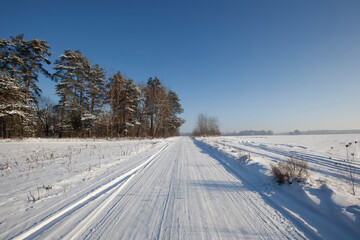 Fototapeta na wymiar dangerous road for cars in the winter cold season