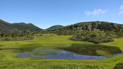 Fototapeta na wymiar 青森県の八甲田山にある八甲田ゴードラインでのトレッキング風景