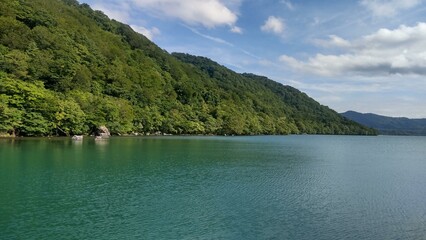 青森県の十和田湖遊覧船からの景色