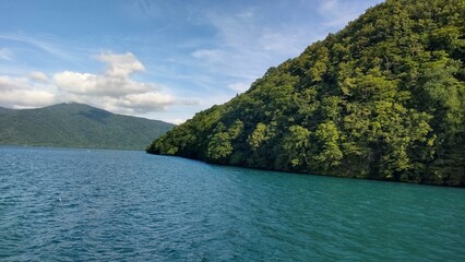 青森県の十和田湖遊覧船からの景色