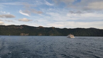 青森県の十和田湖遊覧船からの景色