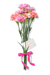 母の日のカードの付いたカーネーションの花束