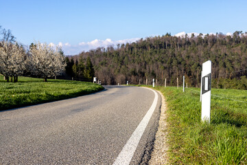 Strasse zum Fr&uuml;hlingsbeginn, Verkehr in der Natur, Umweltverschmutzung
