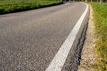 Strasse zum Frühlingsbeginn, Verkehr in der Natur, Umweltverschmutzung

