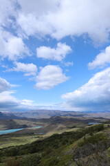パタゴニアにあるトーレスデルパイネ国立公園の草原とラグーン