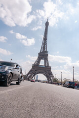 Eiffel tower and street - obrazy, fototapety, plakaty