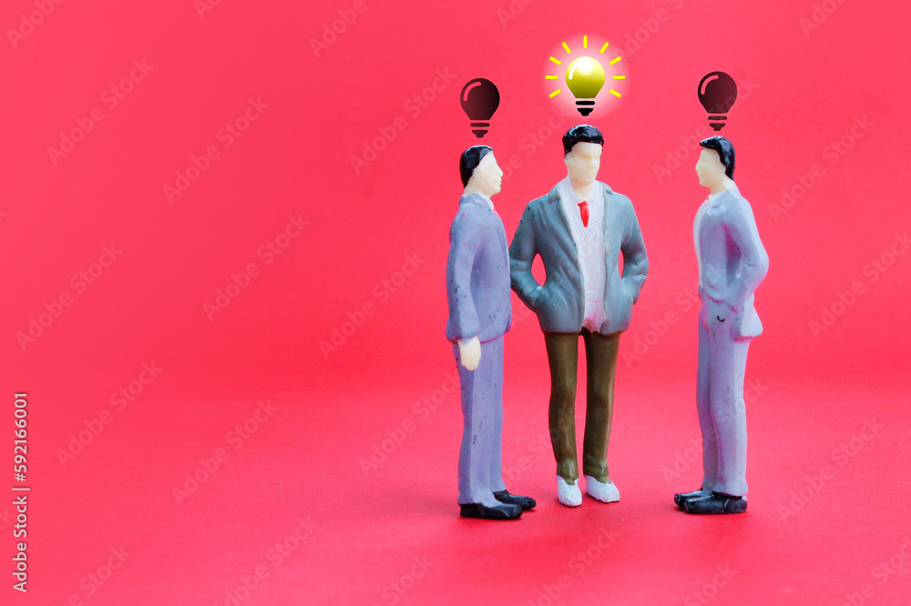 Poster three people are discussing with one having an idea and two not having an idea. business partner con