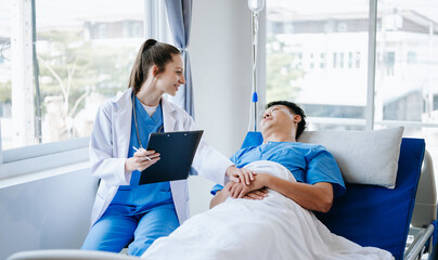 Obraz premium Caucasian doctor smiling take care of a young patient in hospital. Friendly nurse or therapeutic treat client Professional medical service concept.